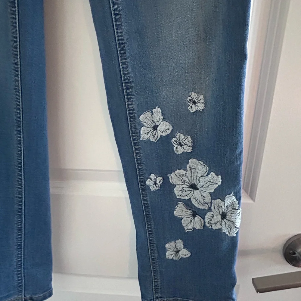 EARL JEANS • Blue White Wash Flower Jeans • 4 • - Picture 3 of 7